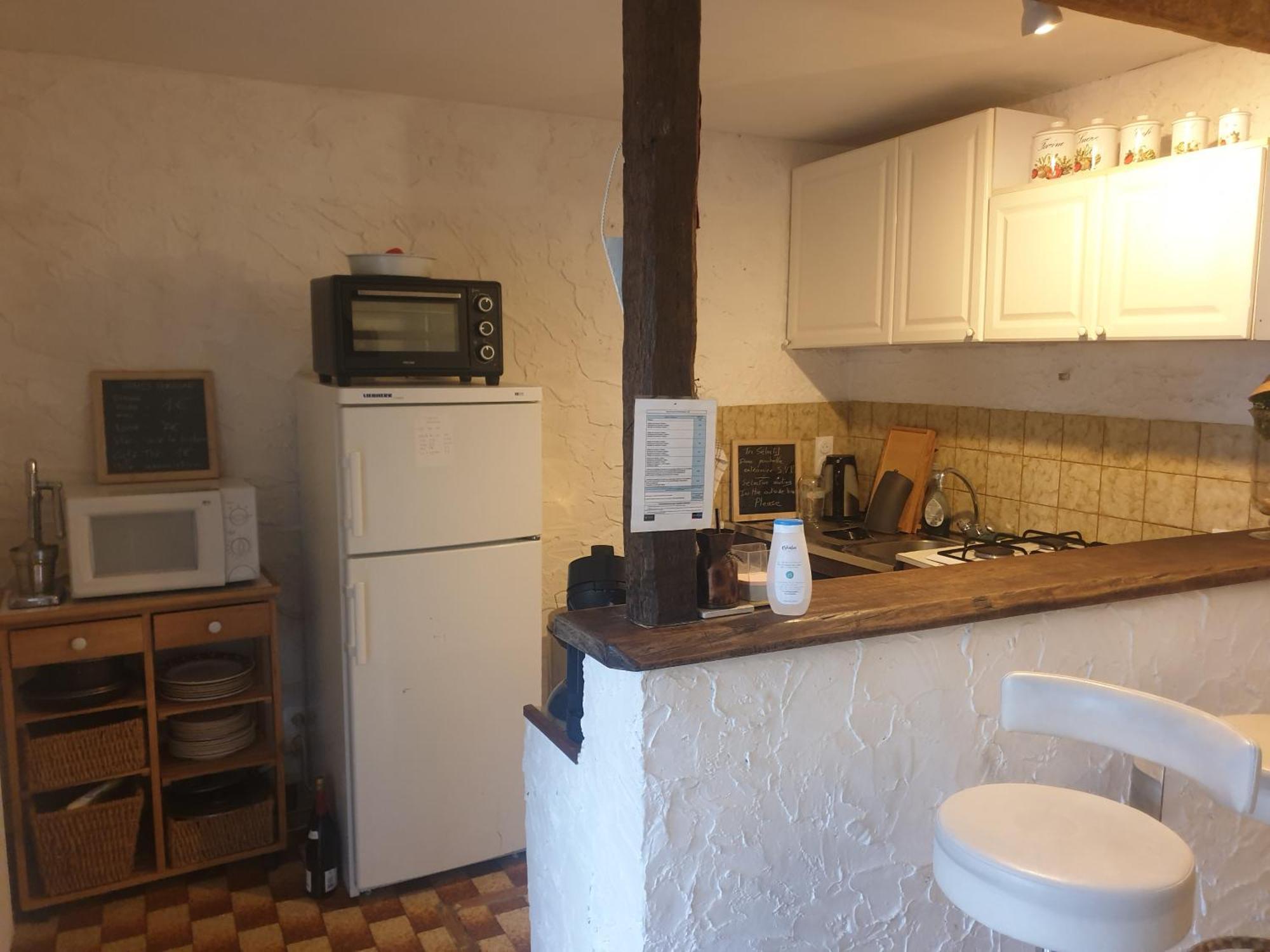 Maison Marylene Possibilite De Louer 2 Chambres Et Un Lit 1Place Supplementaire Ici C'Est Calme Et Simple Entretien Et Petit Dejeuner A Regler Sur Place Vous Gagnez 16 Pour-Cent Givry  Ruang foto