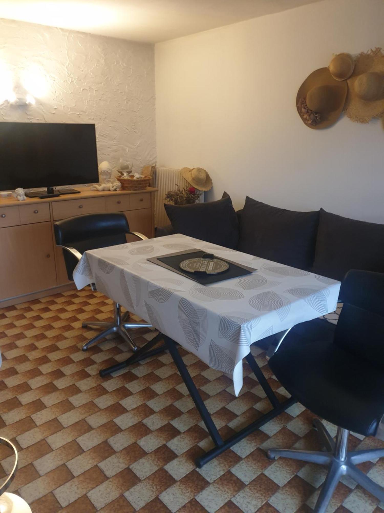 Maison Marylene Possibilite De Louer 2 Chambres Et Un Lit 1Place Supplementaire Ici C'Est Calme Et Simple Entretien Et Petit Dejeuner A Regler Sur Place Vous Gagnez 16 Pour-Cent Givry  Ruang foto